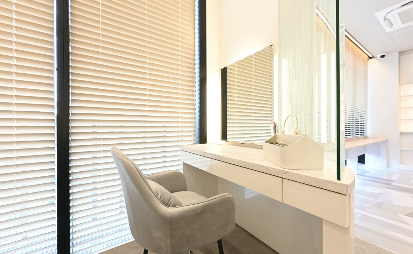 パウダールーム完備&美容部員サポートで美しく快適に